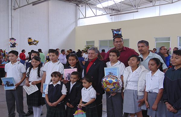 Clausura de ciclo con honores después de la lucha librada: Centro Escolar 