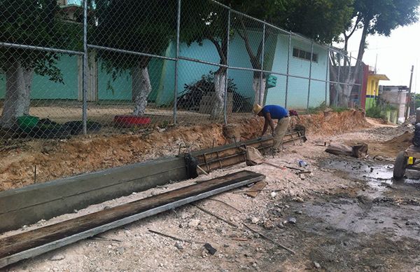 Inicia Antorcha pavimentación en colonia de Miahuatlán