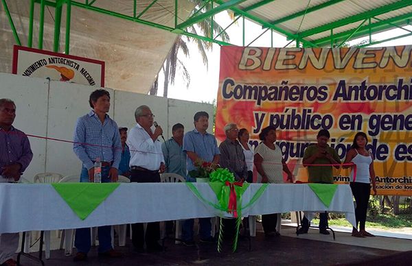 Inaugura Antorcha cancha y techado en Pochutla 