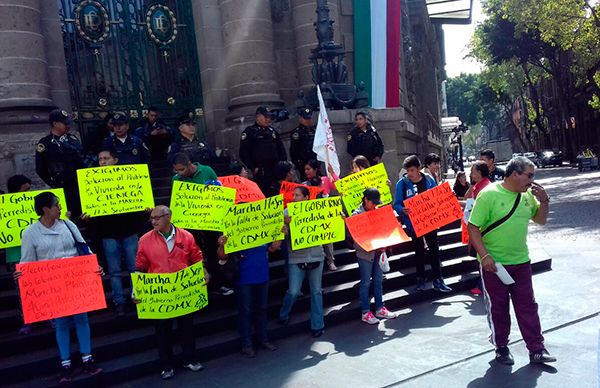 Antorchistas de la Cd.de México realizan cadena humana en la Asamblea Legislativa; denuncian falta de soluciones  a sus demandas