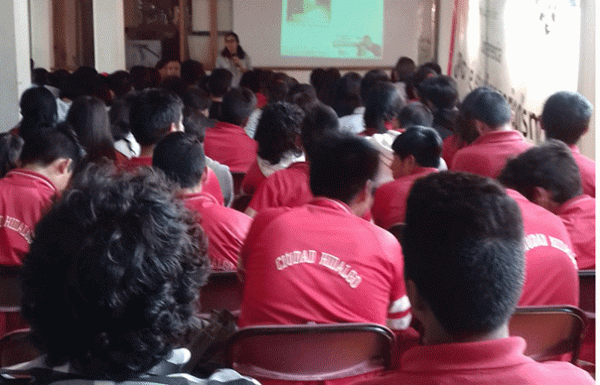 Alumnos del CoBa 30 del plantel de Maravatío asisten a la conferencia 