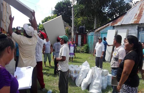   Campesinos beneficiados con paquetes de vivienda 