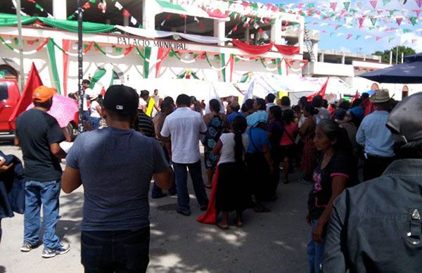 En Bacalar, 50 familias cumplen un mes en plantón frente al palacio de gobierno 