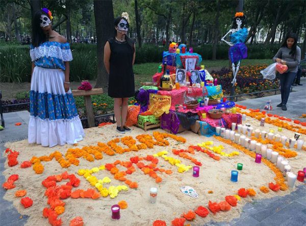 Realizan en la Alameda Central ofrenda de protesta contra Mancera 