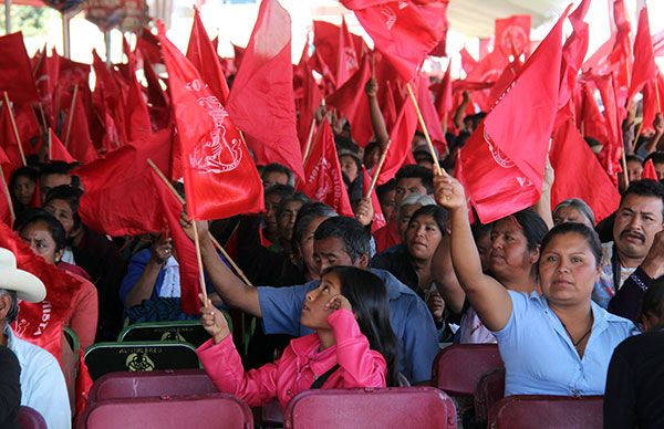 8 mil antorchistas de la Sierra Sur festejan un año más de logros