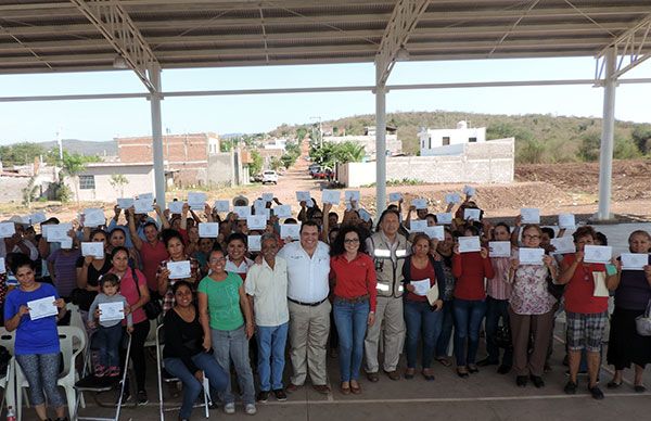 Entregan bonos de vivienda en Culiacán