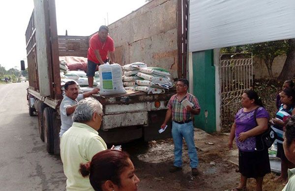 Apoyan a campesinos con insumos agropecuarios 