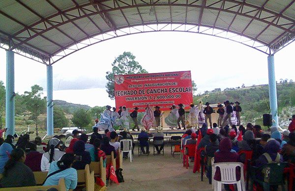  Inauguran techado de escuela en la mixteca oaxaqueña