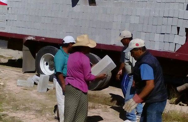 Entrega de materiales para viviendas de la Mixteca