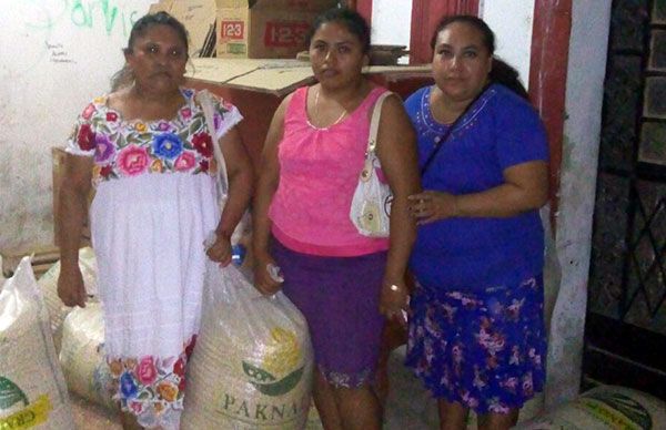 Llevan cargas de maíz a familias antorchistas