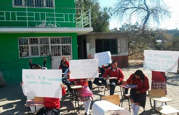 Ayuntamiento de El Carmen Tequexquitla niega educación a jóvenes