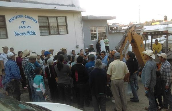 Antorchistas de Charo pavimentan calles por 4.5 mdp