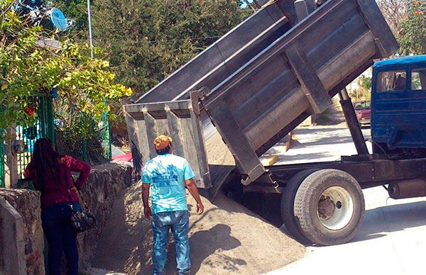 Realizan segunda etapa de entrega de material para vivienda   