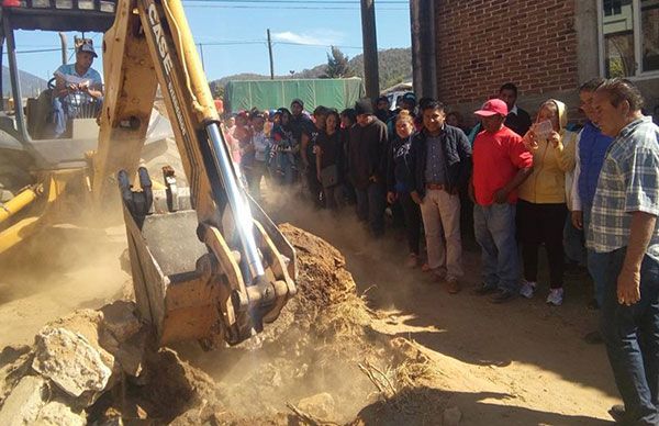 Arrancó la pavimentación de San Matías el Grande: Víctor Gaytán Reyes