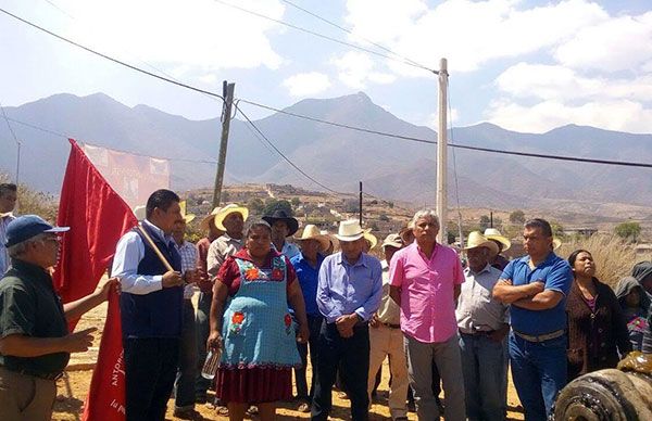  Banderazo a obras de pavimentación en San Lucas Quiaviní