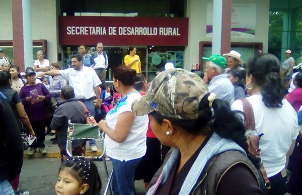  Pequeños productores protestan ante la Seder por insumos agrícolas