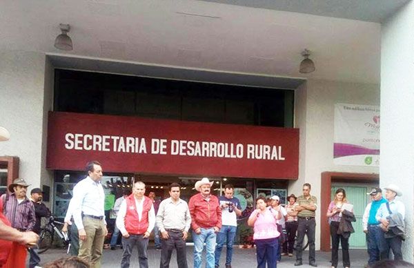 Titular de la Seder atiende a manifestantes