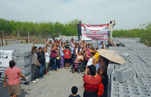 En 14 colonias de Nuevo Laredo, antorchistas entregan material para vivienda