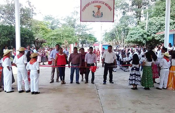 Benefician con techados de cancha a San José Chiltepec