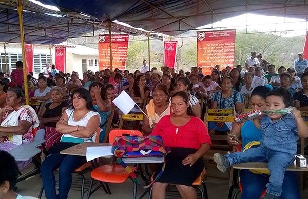 El senador Armando Melgar Bravo visita colonia antorchista 