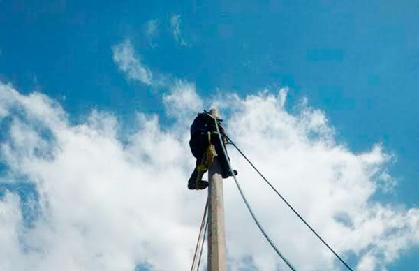 Llegan electrificaciones a San Baltazar Loxicha