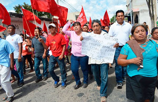 Ante política de oídos sordos, cientos marchan en Chemax