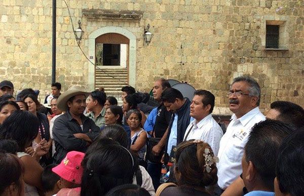  En Oaxaca de Juárez demandan apoyos a edil municipal