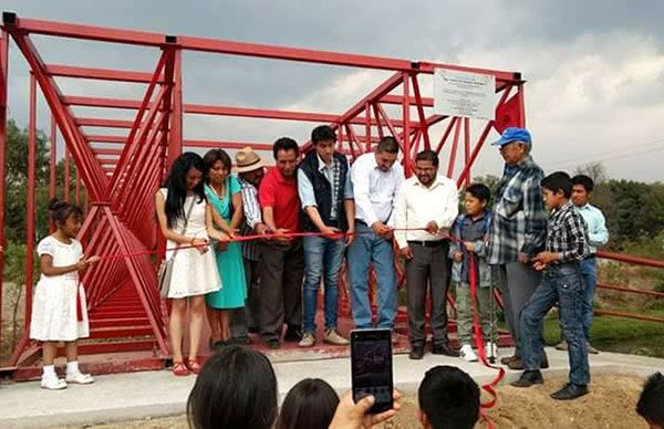  Inauguran puente peatonal en Belén Atzitzimititlan