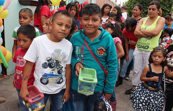 Antorcha Magisterial festeja a los niños en Chimalhuacán