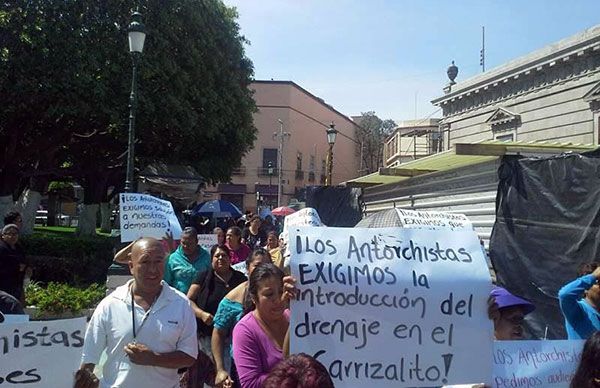 Marchan antorchistas de Irapuato por servicios básicos 