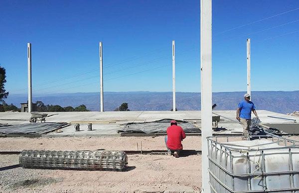 Antorcha construye domos y canchas en el Mezquital