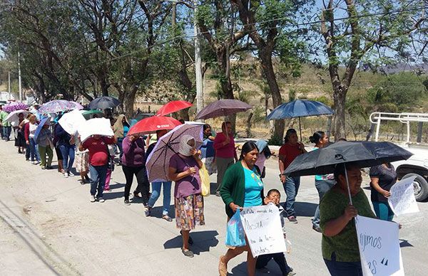 Alcalde de San Gabriel evade a manifestantes.