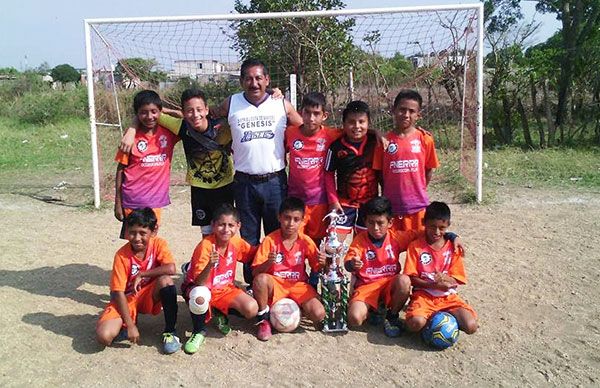  Deportistas ganan 3er.lugar en futbol