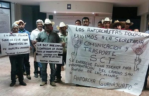 Plantón frente a la SCT; exigen pavimentación de caminos y calles 