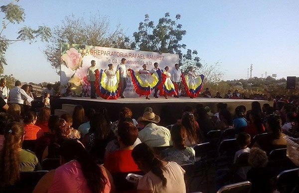  Festejan a las mamás en preparatoria Rafael Ramírez