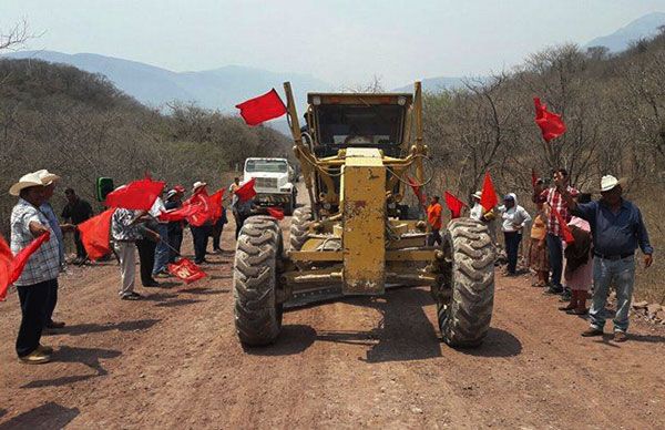 Antorchistas logran más inversión para carretera en la Sierra de Amula