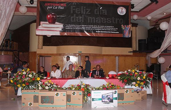 Maestros de La Paz celebraron su día con Antorcha