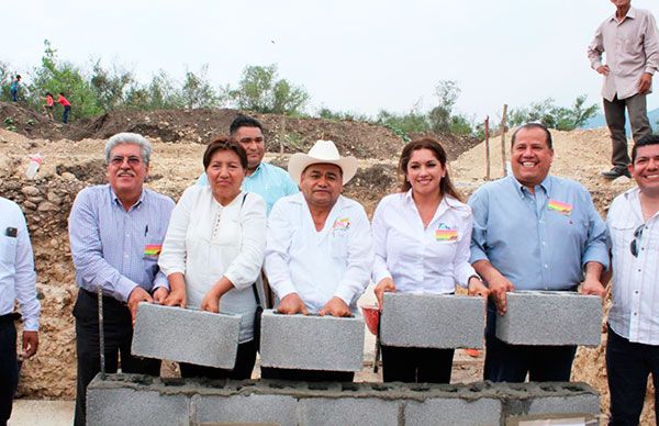  Colocan la primera piedra del albergue estudiantil 