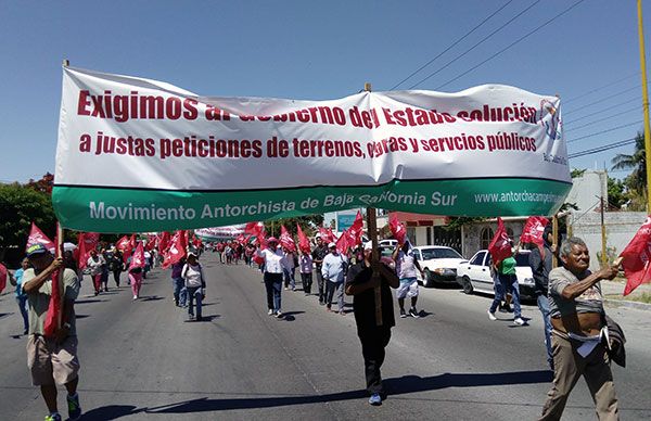 Marchan y piden atención del gobernador Carlos Mendoza 