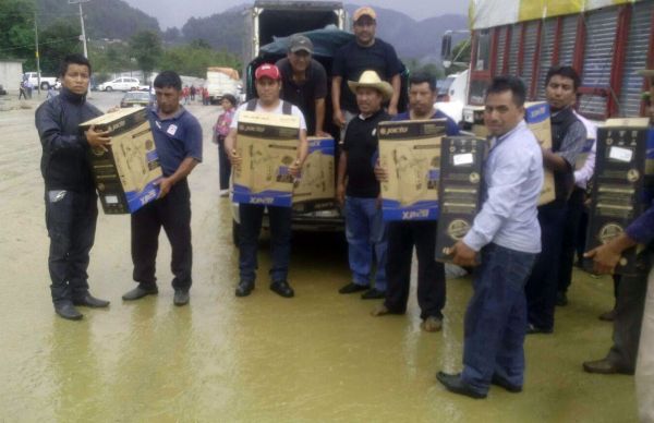   Entregan bombas aspersoras a floricultores de Zinacantán