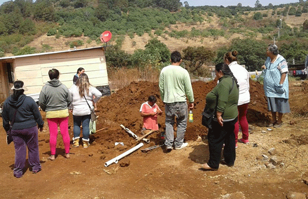 Logran reparar conexiones de agua en Ario