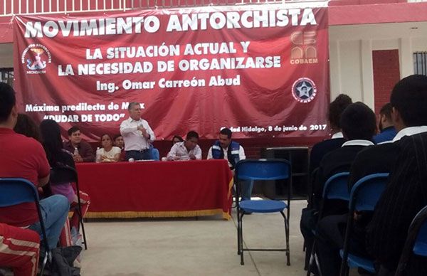 Analiza Omar Carreón situación nacional a estudiantes en Ciudad Hidalgo