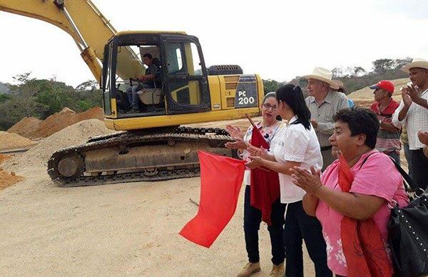 En marcha, construcción de auditorio deportivo en Pihuamo