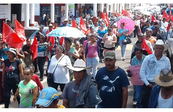 Marcha antorchista en Ario logra acuerdos con Sedatu