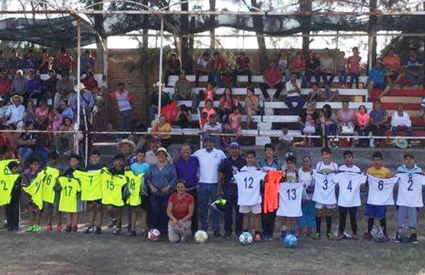 Consiguen indumentaria deportiva para jugadores del Torneo Nacional de Futbol