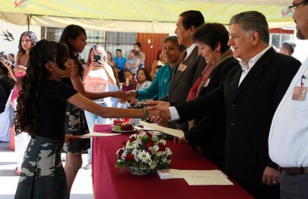 Escuela Primero de mayo entrega una generación más: Omar Carreón