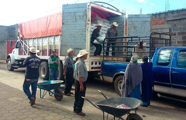 Reciben campesinos semilla de avena en la Meseta Purépecha