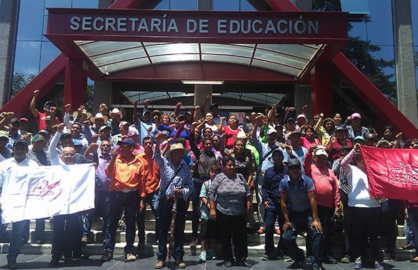 Libran antorchistas jornada de lucha ante la Secretaria de Educación 