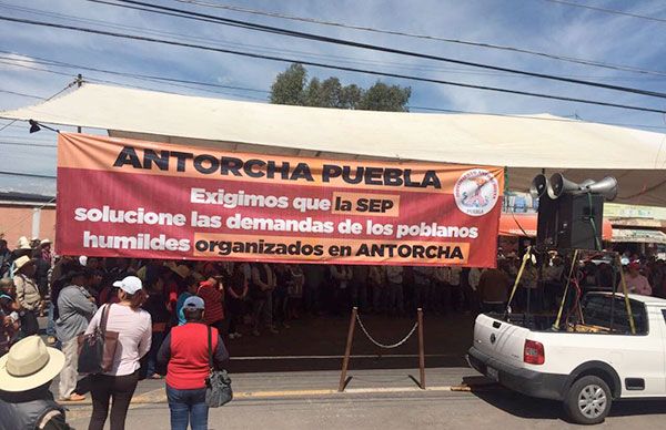 Exigen docentes solución a demandas educativas y laborales