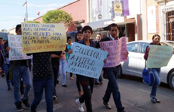 Se manifiesta Antorcha ante Gobierno del Estado